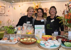 De dames in de stand van GreenAge: Wieneke Schröder, Sascha de Lint en Wilma Verschuure. Sacha: "Natuurvoedingswinkels kunnen zich onderscheiden door ruimte te maken voor onze producten in de schappen."