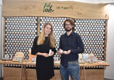 Melodie Zöllner en Ate Gerritsen van We Love the Planet. Het bedrijf was naar Neurenberg afgereisd om de So Sensitive-deodorant te presenteren. Dit product is zowel in stick- en sprayvorm beschikbaar, onder meer in Duitsland.