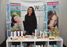 Brechje Houben van Amaranta presenteert de Colour Well-zonnecrēme. Deze zonnecrème laat geen sporen na op de huid. Ook nieuw in het assortiment is de Colour-Well professional lijn, speciaal bedoeld voor onder meer kapperszaken.