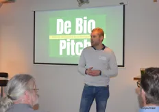 Thomas van Hasselt heet de aanwezigen welkom bij de aftrap van De BioPitch. Tijdens de BioPitch krijgen twee partijen de kans om hun idee te 'pitchen' om zo ondersteuning te vinden binnen het BioBorrel-netwerk. 