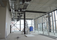 Hier komt de kantine. Net als in de kantoor- en vergaderruimtes is ook hier gekozen voor heel veel lichtinval.