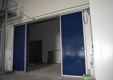 De diepvries in de nieuwbouw wordt twee keer zo groot. Dat is al goed te zien aan de enorme deuren. "We hebben al een hele tijd behoefte aan meer diepvriesruimte, maar dit is nu eenmaal het minst makkelijk uit te breiden."