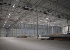 Het nieuwe omni-channel distributiecentrum uitgerust wordt met een zeer geavanceerd gemechaniseerd orderpicksysteem (het 'goods-to-man' ADAPTO-systeem). Dit systeem heeft een capaciteit van wel 100.000 kratposities. "Het lijkt erop dat we wereldwijd de eerste zijn die het systeem in verschillende temperatuurzones gebruikt."