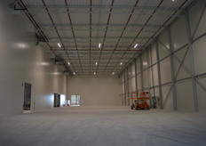 Dit is de ruimte waar leeggoed verwerkt zal worden (andere deel op de mezzanine). De fustverwerking wordt geautomatiseerd. De lege kratten, fusten en dergelijke gaan vanuit het magazijn met een transportband omhoog naar deze ruimte.