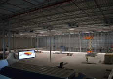 Hij pakt zijn telefoon er bij om wat meer uitleg te geven over het geavanceerde gemechaniseerde orderpicksysteem (het 'goods-to-man' Adapto-systeem). Dit systeem heeft een capaciteit van wel 100.000 kratposities. "En het lijkt erop dat we wereldwijd de eerste zijn die het systeem in verschillende temperatuurzones gebruikt."