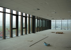 Ook in de kantoren op de eerste verdieping is er heel veel lichtinval dankzij de grote ramen.