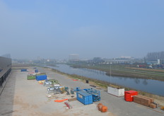 Udea is heel blij met de enorme vijver naast het gebouw.