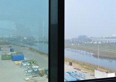 Het driedubbele glas is voorzien van een zonwerende folie. Dat is op deze foto duidelijk te zien.