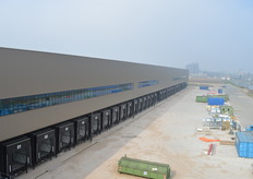 Erik kijkt vanuit zijn kantoor op de tweede verdieping uit over de 36 laaddocks.