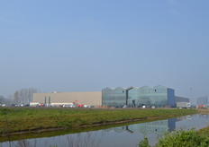 Aan de buitenkant lijkt de nieuwbouw van Udea al een heel eind voltooid. Het nieuwe pand wordt gebouwd op Foodpark Veghel.