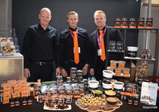 Kuperus heeft ook biologische producten in het assortiment. Van links naar rechts: Anne Kuperus, Laurens de Vries en Rimmer Kuperus. 