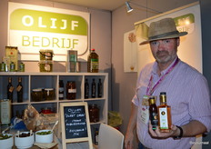 Gregor Christiaans was met zijn Olijfbedrijf weer van de partij op Gastvrij Rotterdam. In zijn hand houdt hij twee van de nieuwste bio-producten. 