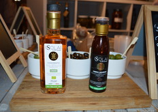 Links een biologische witte balsamico - 'condimento'. En rechts een biologische balsamicocrème met truffel. Gregor: "Deze producten ben ik tegengekomen op een beurs in Parma." 