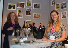 Heleen Nobel (links) vertelt dat een deel van het aanbod van Cider Import biologisch is. "Heel veel ciders zijn biologisch, maar omdat de grondstoffen van heel veel verschillende boomgaarden afkomstig zijn, is de bio-certificering lastig." 