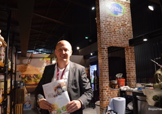 Roy den Hartog laat het bio-aanbod van Remia in een folder zien. Op de beurs lag de nadruk op de nieuwe plantaardige lijn, C'est ça.