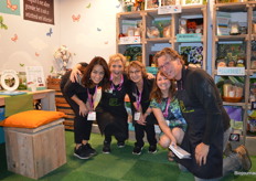 Ook Biojournaal-redacteur Lenneke Pors-Schot moest er bij op de foto. 