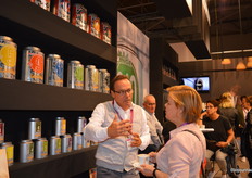 Willem van Leeuwen vertelt dat de kratten waarin de opvallende blikken van Santas Koffie geleverd worden gemaakt worden in een sociale werkplaats. Alle blikken worden hergebruikt. Een deel van het koffie-assortiment van Santas is biologisch. 