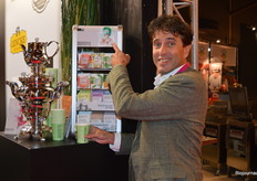 De biologische thee van Bradley's zorgde voor de biologische touch in de stand van Kreko. Arnoud Francken, mede-eigenaar van Axxent Masters in Tea wijst gasten op de aanwezigheid van deze biologische theelijn voor de horeca.