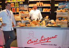 Rick van Schaik en Nieck Welschen met de biologische broden van Bakkerij Carl Siegert. 