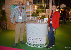 Pavle Svaic en Karin Gefken met de Kroatische (deels biologische) natuurlijke siropen van Agroposta. Karin: "Drie varianten zijn biologisch gecertificeerd: vlierbloesem, lavendel en salie." 