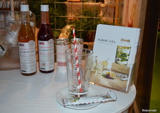 Op de foto is een single-serve sachet te zien. "In de horeca kun je onze siropen in een sachet naast een glas met water serveren. Dit neemt natuurlijk veel minder ruimte in beslag dan de flessen." Ze verklapt dat er binnenkort ook blikjes aan komen. 