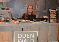 Sanne Dral bij Odenwald Organic Bakery. Men kon onder meer biologische brownies proeven.