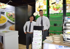 Natureko presenteerde (op de voorgrond rechts) een composteerbare maaltijdverpakking. "Het bijzondere is dat deze verpakking hittebestendig is, maaltijden kunnen zelfs in de oven opgewarmd worden", vertelt Dinand de Pagter. Rechts naast hem zijn collega Ramon Romein. 