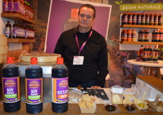 Ario Pijnenburg van Go-Tan vertelt dat een kleine groep klanten vraagt om biologische producten. "Omdat we iedereen willen bedienen hebben we dus besloten om een biologische sojasaus te introduceren." 