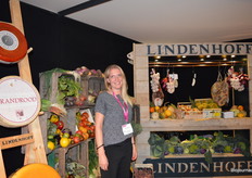 Leonie Bolsenbroek van Lindenhoff BV. "Onze groenten zijn biologisch gecertificeerd en een deel van ons kaasaanbod." Naast haar (witte label) bijvoorbeeld de bio-kaas Brandrood.