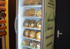 Bij Top Bakkers stond een koeling vol met biologische maaltijden, soepen, salades en quiches van Van de Oorsprong (voorheen Traiteur De Oorsprong).