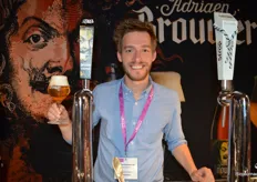 Pieter Demerie met in zijn hand de Adriaen Brouwer Tripel, één van de twee biologische bieren die de Belgische brouwerij Roman vorig jaar introduceerde. De andere is de Adriaen Brouwer Oaked. "Bio-bier is enorm in opkomst", aldus Pieter.