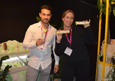 Camilo Freij en Emma Bijlmakers in de stand van Unilever. Ze tonen de biologische Solero-ijsjes van ola.