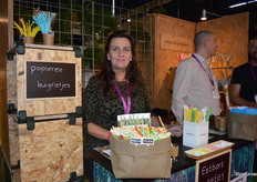 Caroline Findhammer van Hima Bioproducts, met op de voorgrond papieren rietjes van premium kwaliteit. "Met deze rietjes willen we de reputatie van papieren rietjes verbeteren. Deze rietjes zijn heel stevig, blijven zo'n drie tot vier uur goed." Daarnaast ligt ook iets bijzonders: eetbare rietjes, mooi om bijvoorbeeld bij een sorbet aan te bieden. 