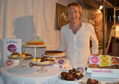 Erik de Wit met op de voorgrond de glutenvrije-, lactosevrije en biologische cakes en taarten van rose&vanilla. 