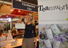 Claartje Schröder met haar eigen biologische theemerk. Teamwork staat voor de samenwerking met de Sri Lankaanse theeboeren. "Ik bied de thee aan in een theemandje in plaats van de welbekende theedoos." 