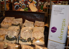 Mont Blanc Foods presenteerde onder meer deze Italiaanse bio-pasta. Leo: "Deze pasta is lekkerder dan verse pasta, al ben ik wel wat bevooroordeeld. Vooral de spirulina-variant is heel bijzonder." Rechts op de foto een grootverpakking van de Deortegas olijfolie. "Klanten laten consumenten steeds vaker zelf olijfolie tappen." 