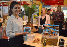 Bij Arez Hama en Romy van Riessen kon men proeven van de bio-dadels van Yogi & Yousef. 