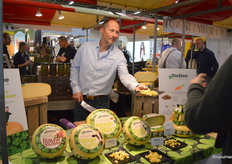 Ard van Gaalen laat proeven van een nieuwe kaas van Biostee, op smaak gemaakt met wassabi en mierikswortel. "We hebben nog geen naam verzonnen voor deze kaas", vertelt Ard, waarbij hij doelt op de bijzondere namen van de andere kazen (o.a. Pittige Tante, Ouwe Knar en Jonge Blom).