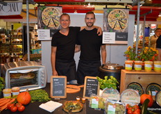 KoosKoos Boertjens en Jelmer Staring van Van de Oorsprong (voorheen Traiteur de Oorsprong) konden met trots vertellen dat de crowdfundingsactie meer dan geslaagd is. De opbrengst zal ingezet worden voor de rebranding van het merk. 