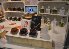 "Deze producent geeft fantasy namen aan zijn producten, waaronder Lady Orange. Hij stopt alle liefde die de natuur te bieden heeft in een potje." Op de achtergrond is de Spaanse productent te zien