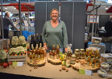 Melissa den Beer Poortugael vertelde dat de omschakeling van de walnotenboomgaard van Mobipers volgend jaar voltooid zal zijn. De appelsap die Mobipers voor allerlei telers (waaronder biologisch) perst is vanaf nu ook in een 1,5-liter-verpakking verkrijgbaar.