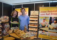 Monique Caerteling en Marijn Smits van Driekant Ambachtscentrum Zutphen vertelden trots dat hun biologische amandelspeculaasjes verkozen zijn tot de lekkerste van Gelderland.