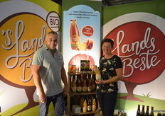 Cees Jan de Bruijn en Margo Baving met de biologische sappen van 's Lands Beste.