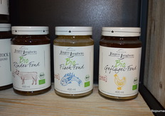 Ze hebben onder meer biologische ahoornsiroop uit Canada en deze biologische fond (rund, vis en kip).