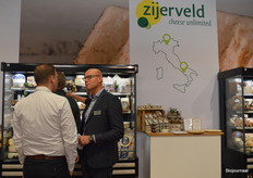 Mark van Bekkum (rechts) in gesprek bij Zijerveld.