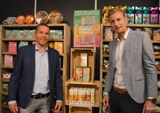 Liza van der Windt en Koen van Es met tussen hen in een aantal biologische chocoladerepen uit het assortiment van Groeneveld Groothandel, specialist in zoetwaren en relatiegeschenken.