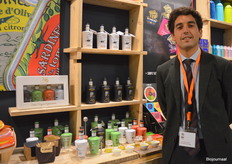 Borja Pérez de Ayala met biologische olijfolie uit Sevilla, van het bedrijf Hacienda Guzman.