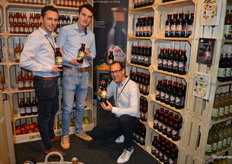 De mannen van Schulp Vruchtensappen: Jaap van de Wetering, Martijn Cromwijk en Jaap van Pijkeren (gehurkt). Ze tonen de biologische groentemix.