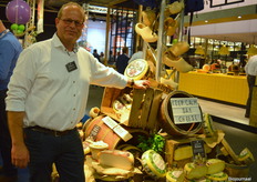 Piet den Hertog mocht de kazen van De Mèkkerstee presenteren in de stand van Treur Kaas.