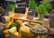 Piet: "We laten hier proeven van onze gatenkaas met zeesla uit de regio."